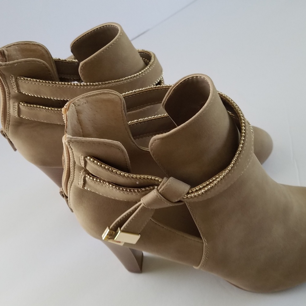 Jennifer Lopez Ankle Bootis. Size 9. Beige